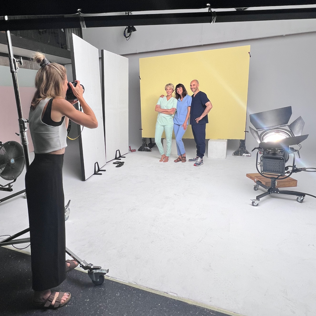 Behind the scenes von Pflegekräften bei einem Fotoshooting